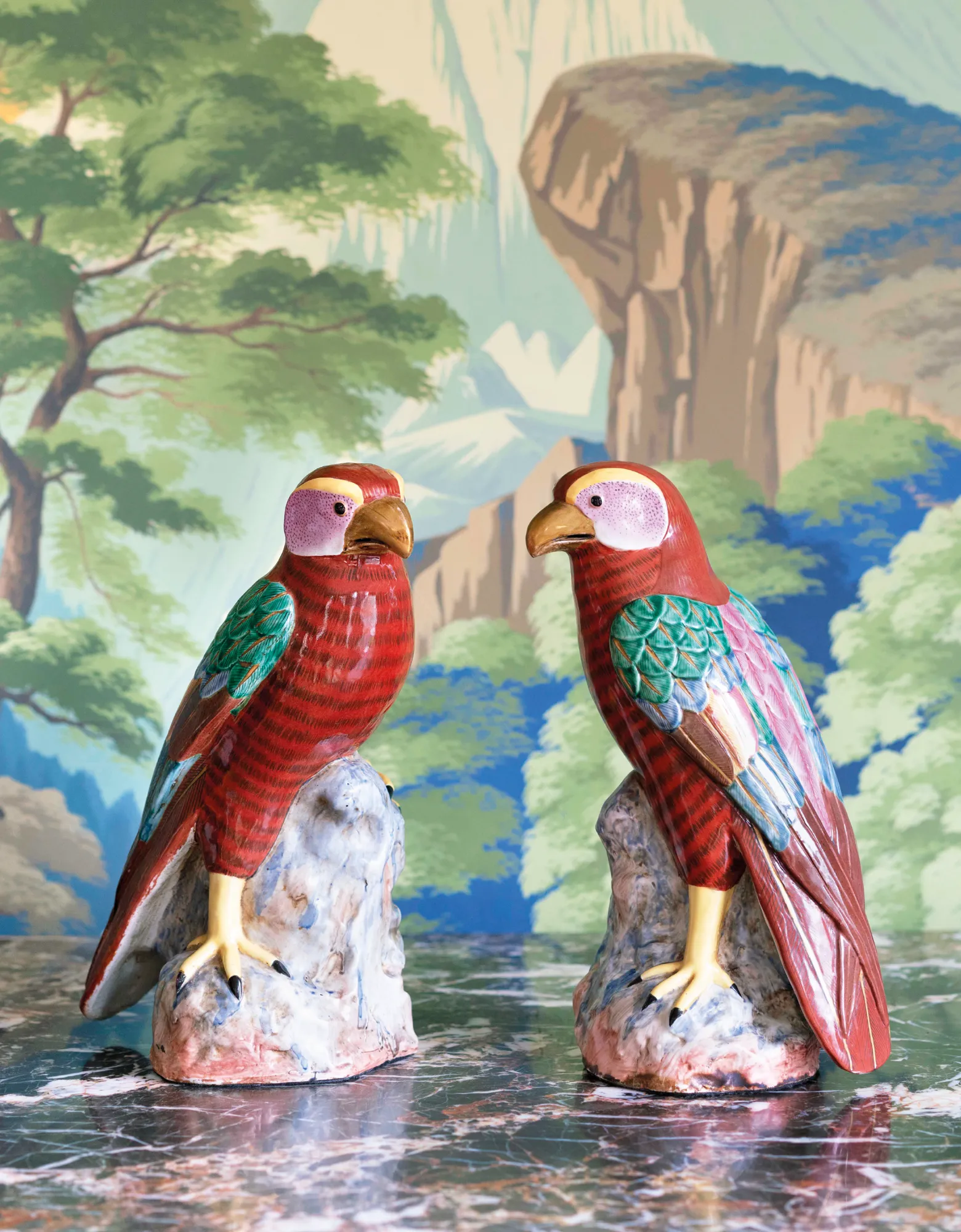 FIGURINES & TABLEWARE